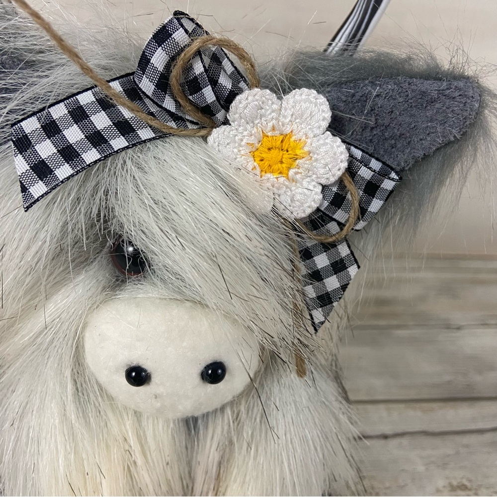 Highland Cow Coo Gnome White Multicolor Faux Fur Handmade Gingham Bow Flower - Picture 6 of 11